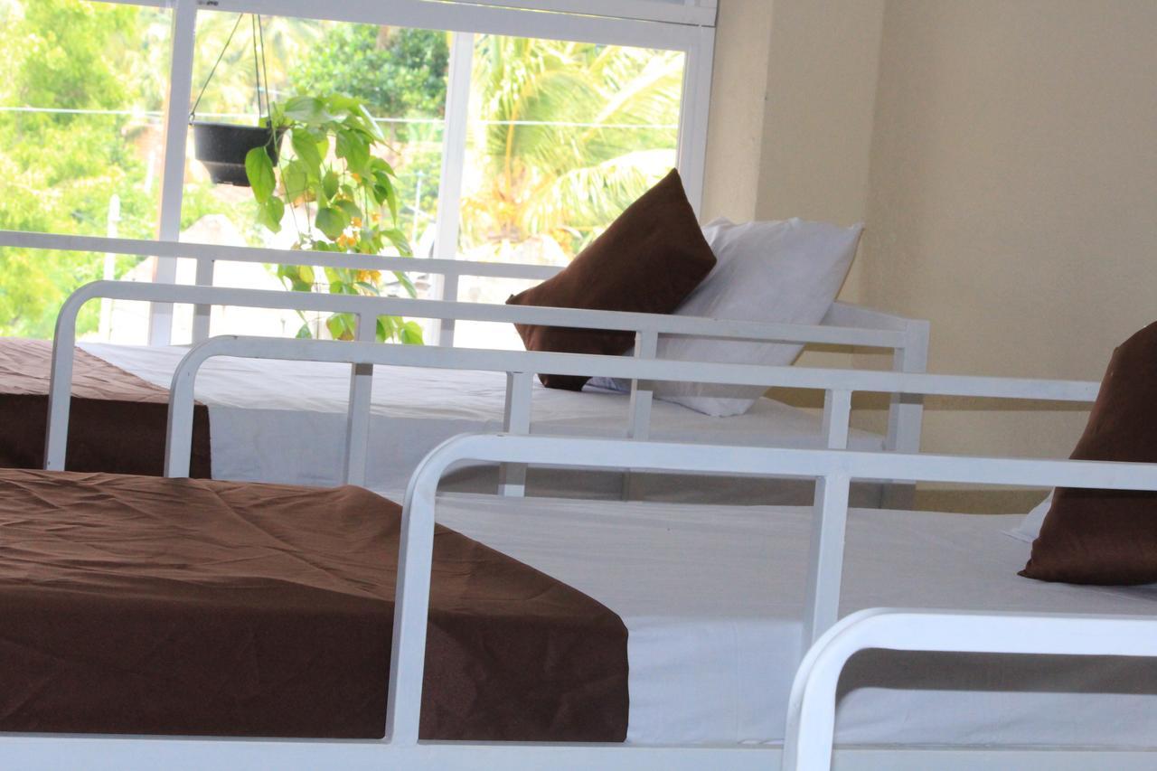 Beach Break Surf Hostel Weligama Exterior photo